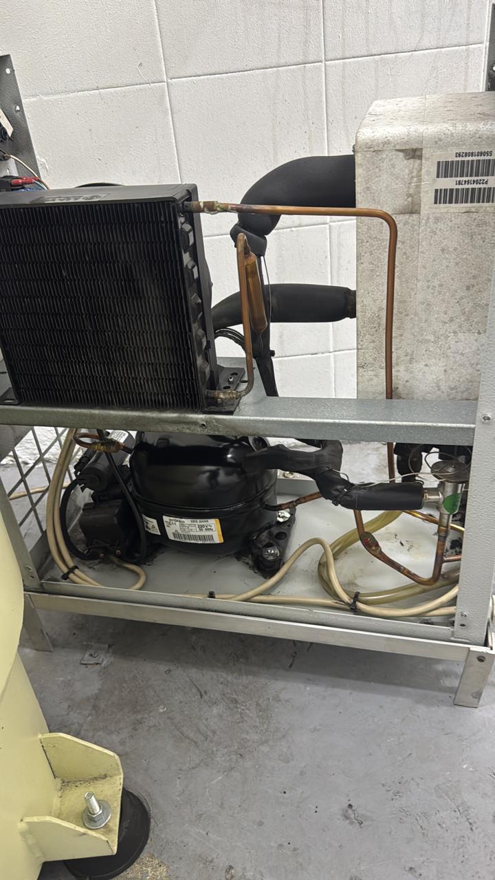 Técnico Frío Max entregando trabajo garantizado